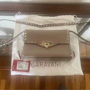 Authentic Valentino Garavani Beige Rockstud Crossbody Bag

FINAL SALE PRICE